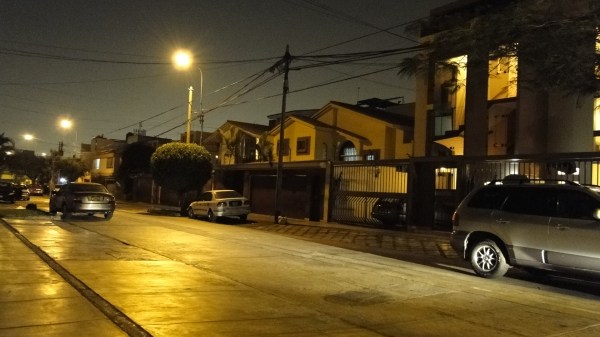 Calle típica de Lima en el distrito de San Borja